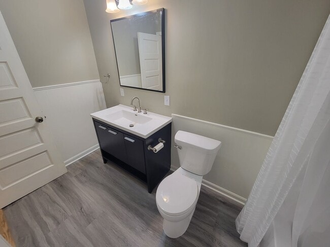 Building Photo - AVAILABLE October 1st! - 3 BED 1 BATH Home!