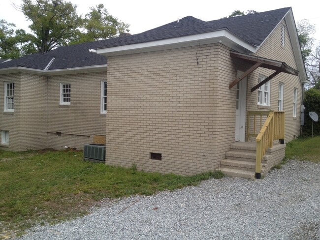 Building Photo - **UPCOMING**3 Bedroom / 2 Bathroom Home fo...