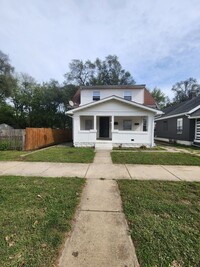 Building Photo - Updated 2 Bedroom Duplex Near White River ...