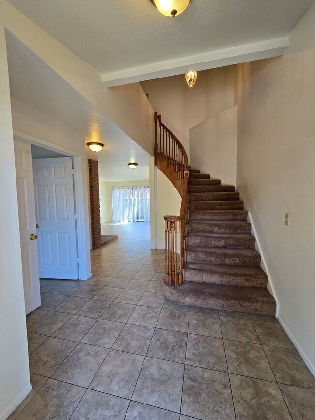 Building Photo - An Amazing Henderson 3 Bedroom Townhome!!