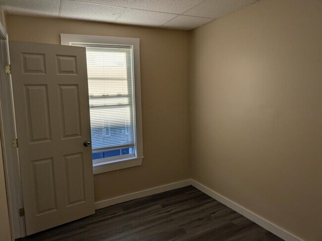 Building Photo - 437 Bay St