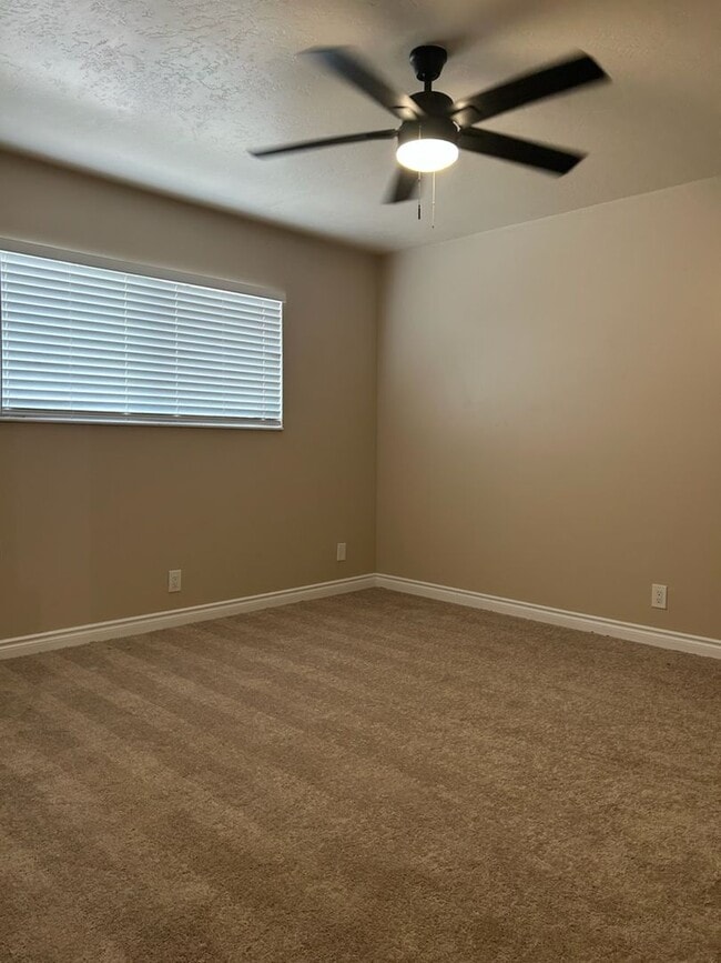 Building Photo - Please call Vaughn Realty, 760-446-6561 to set up an appointment.