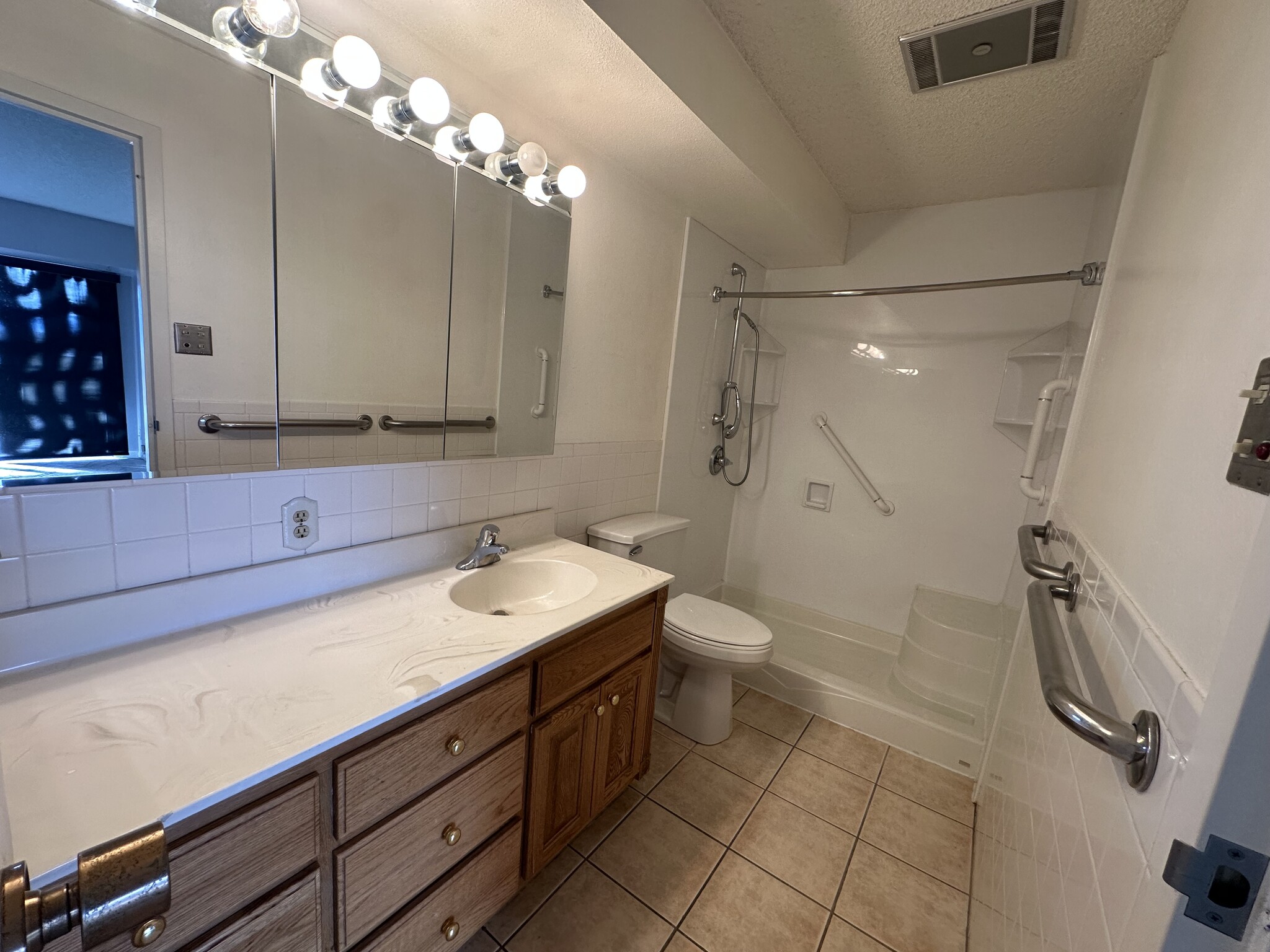 Building Photo - 411 Lakewood Cir