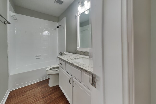 Building Photo - 1210 Colonial Heights Dr