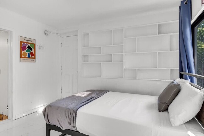 Building Photo - 714 NE 17th Ct