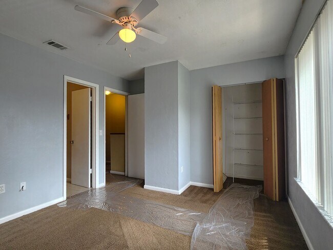Building Photo - FOR RENT 2 bed 2.5 bath townhome