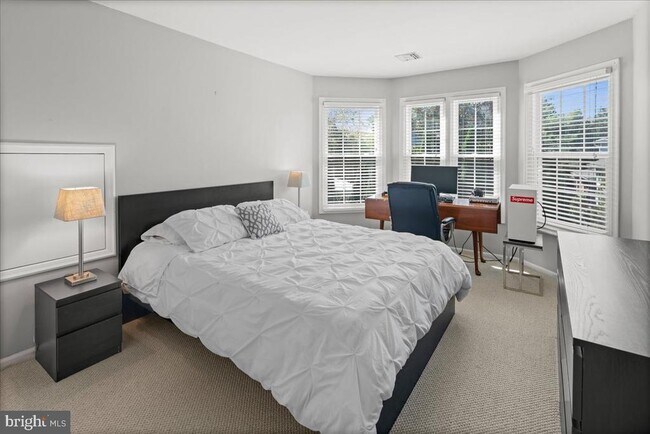 Building Photo - 9 Cromwell Ct