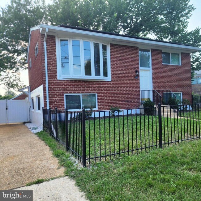 Building Photo - 1405 42nd St SE