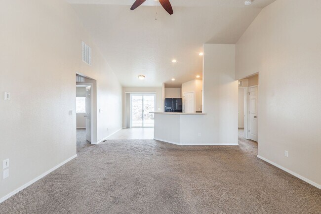 Building Photo - 3 bed 2 bath home