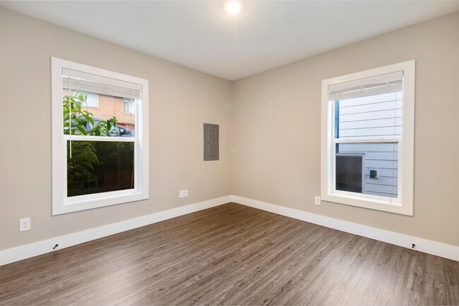 Building Photo - Newly Renovated and Modern 2BR Apartments in Columbia City