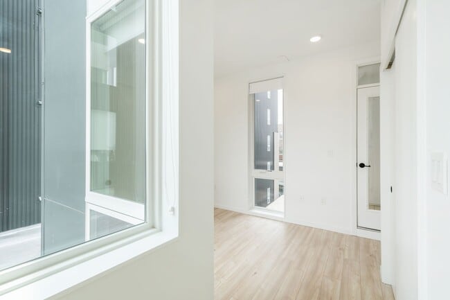 Building Photo - Signal House