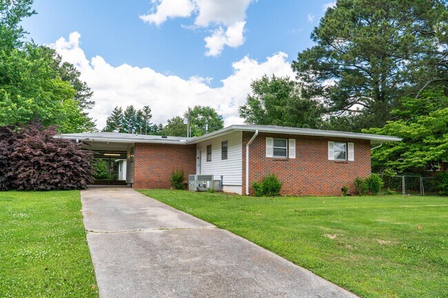 Building Photo - 1005 Woodbine Rd