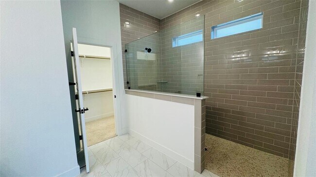 Building Photo - 1332 S Brook Dr