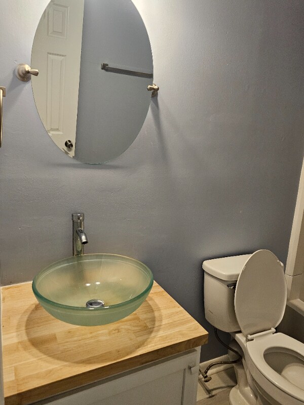 Building Photo - 719 Hedgelawn Way