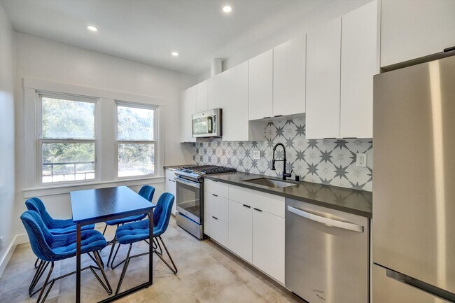 Building Photo - Private Furnished Bedroom in Shared Apartment