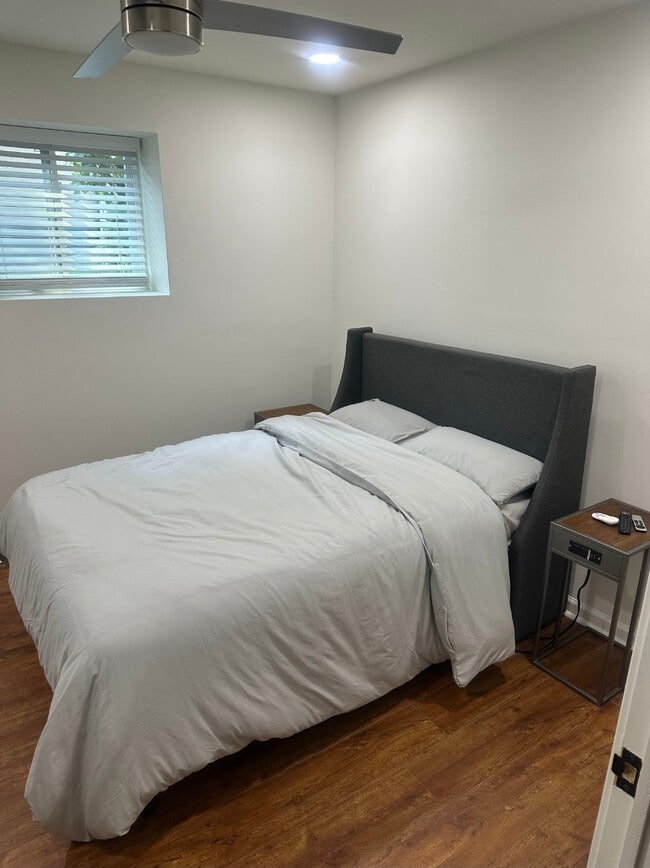 Building Photo - Room in Apartment on Rockcliff Rd SE