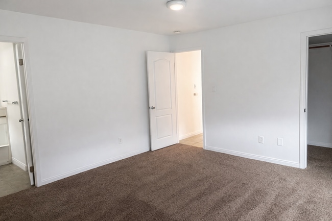 Building Photo - Southwest Bakersfield 3-Bedroom — FIRST MONTH FREE!