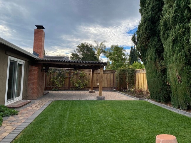 Building Photo - Well maintained 3 bed 2 bath home in Thousand Oaks neighborhood available!