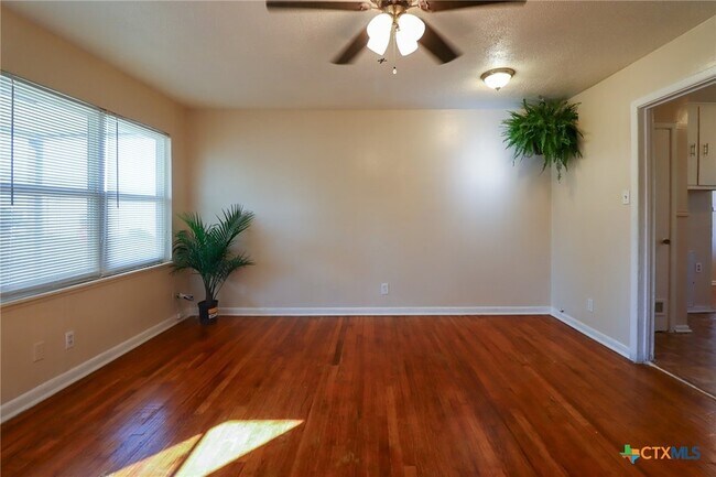 Building Photo - 2701 Hillside Dr