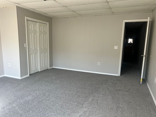 Building Photo - Large 4 bedroom 2 bath home with fenced in...