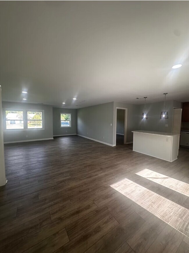 Building Photo - 113 N Crestwood Dr