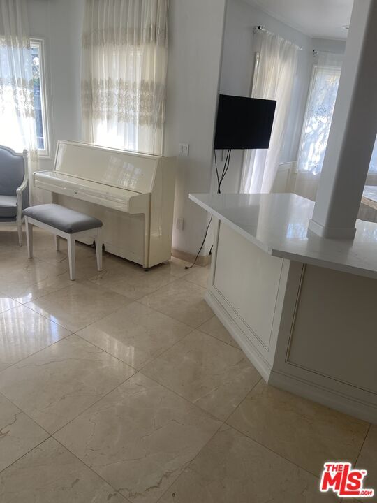 Building Photo - 435 Arnaz Dr