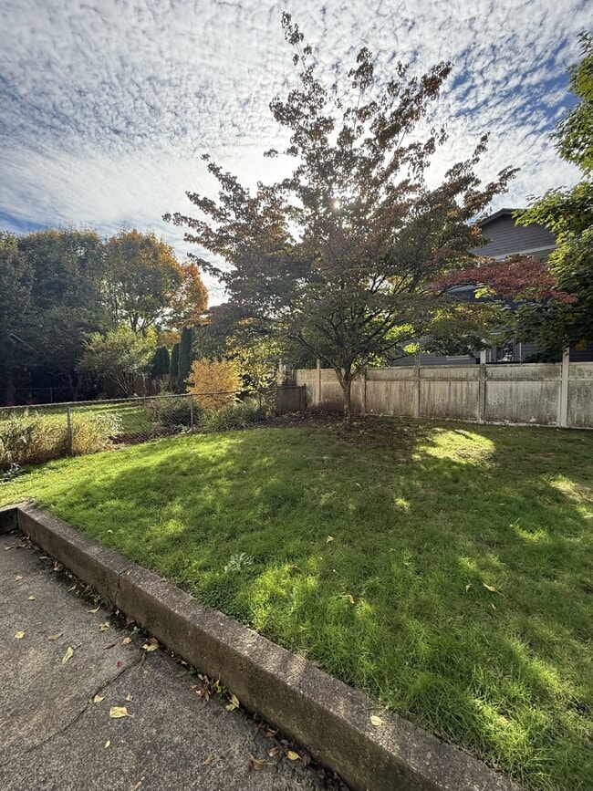 Building Photo - Discover Urban Living at Its Best: Spacious 2-Bedroom Retreat in the Heart of Portland!