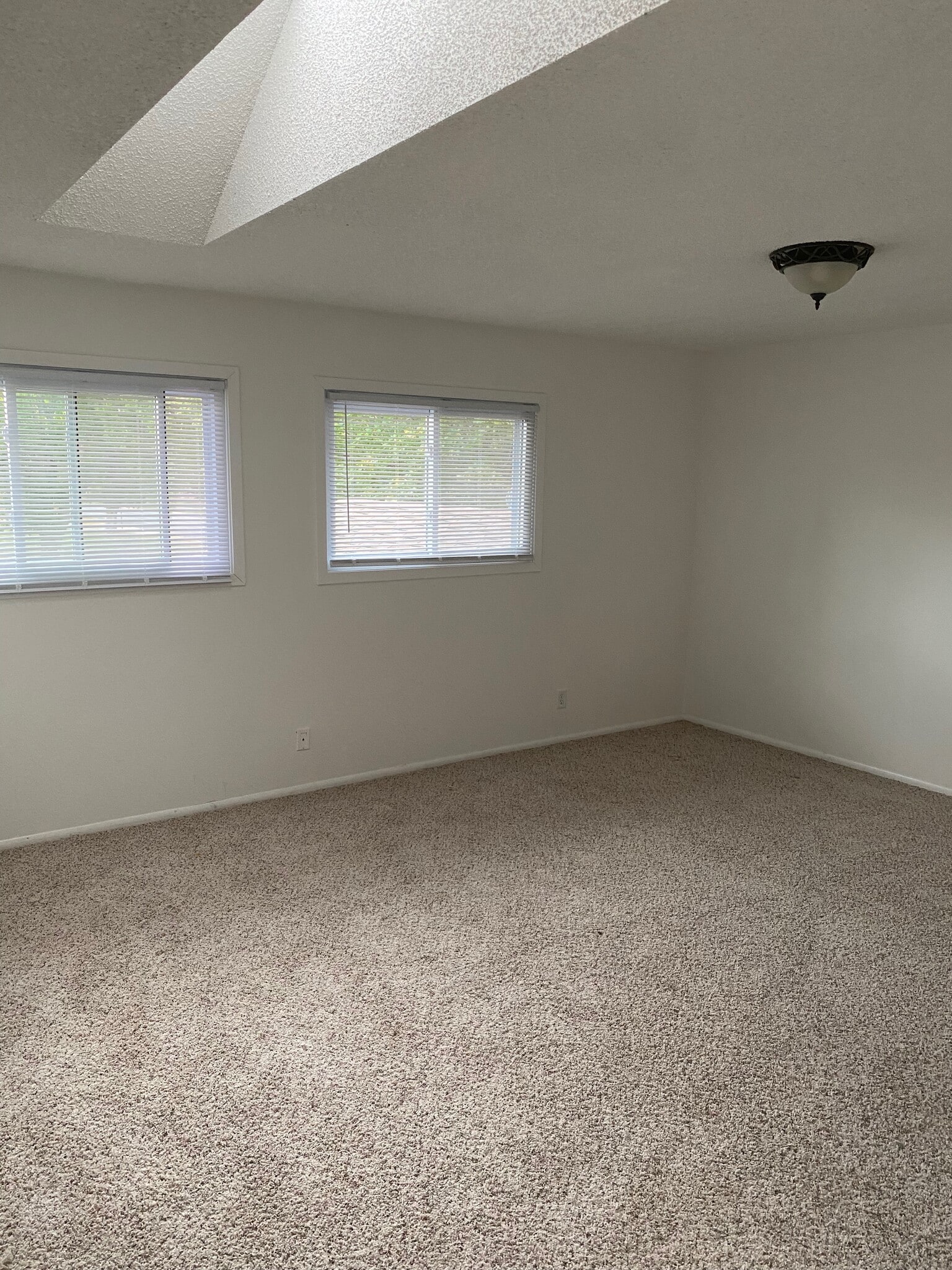 Building Photo - 8913 Forestview Ln N