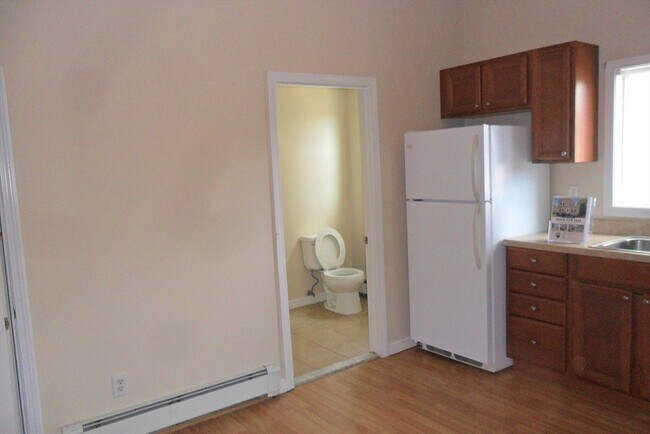 Building Photo - 848 Waverly St