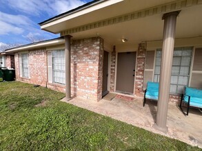 Building Photo - 3 Bedroom 2 Bathroom Near Highway 6 South.