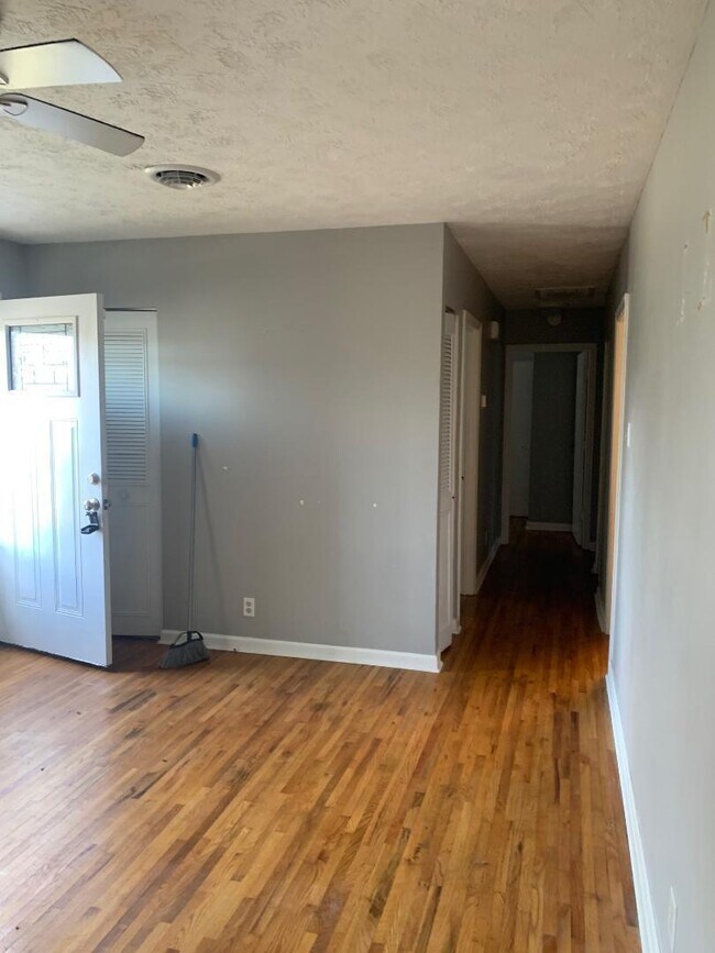 Building Photo - 3514 River Park Dr