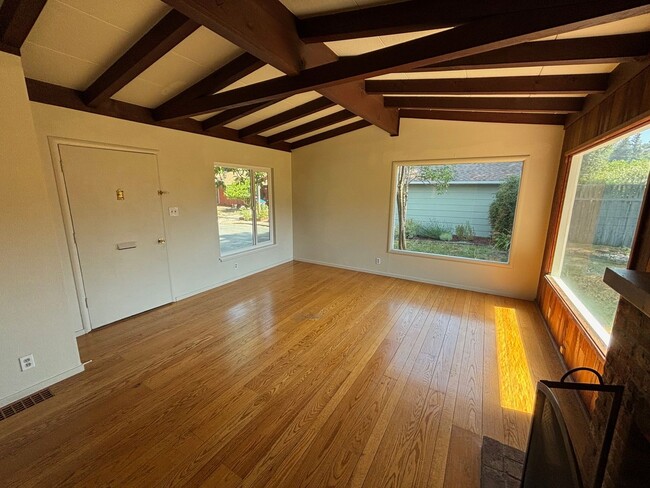 Building Photo - 2 Bedroom 1 Bathroom located in Santa Rosa...