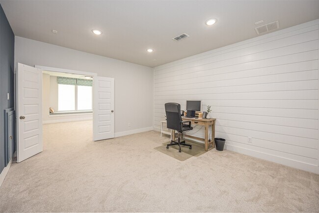 Building Photo - 2331 Russett Frst Dr