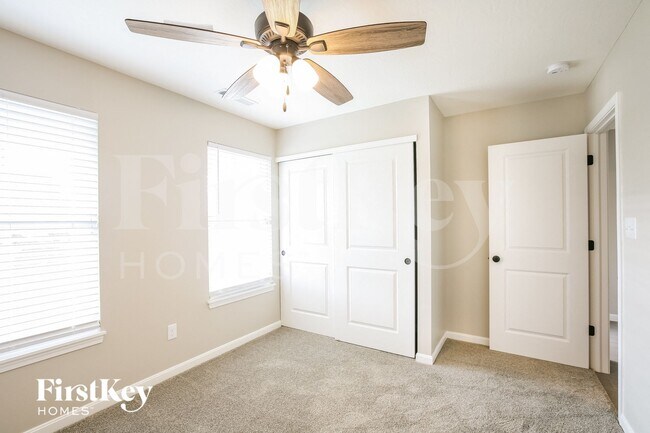 Building Photo - 663 Van Buren St