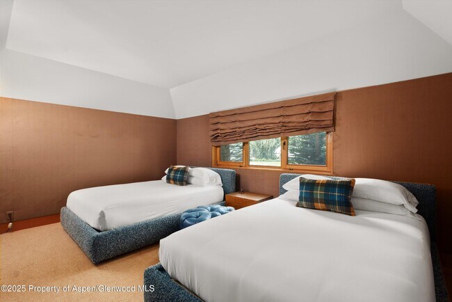 Building Photo - 800 Roaring Fork Rd