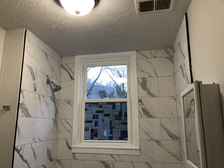 Building Photo - 516 Center Ave