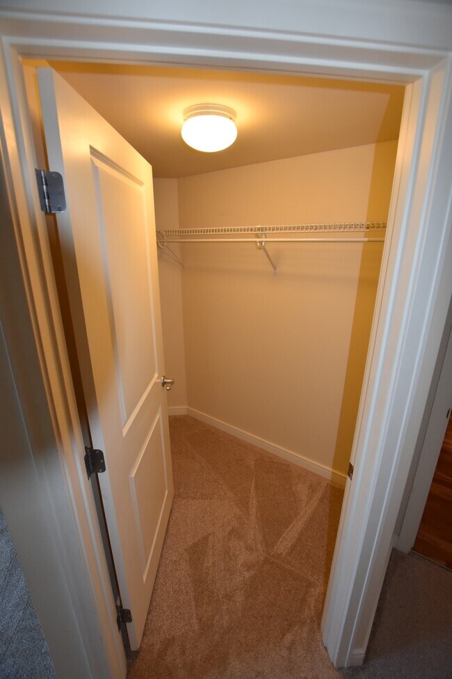 Building Photo - Beautiful Downtown 2 Bedroom Condo - Spaci...