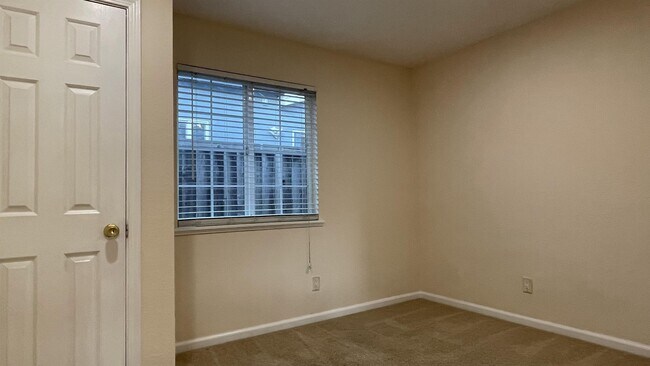 Building Photo - 960 Branham Ln