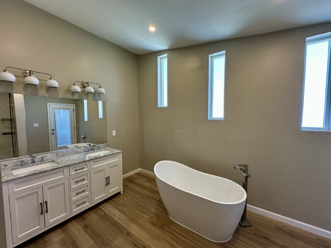 Building Photo - 2029 W Adams St