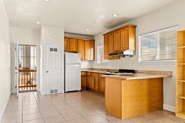 Building Photo - Massive 1,200 Sq Ft Renovated 3BR/2BA w/ Master Suite