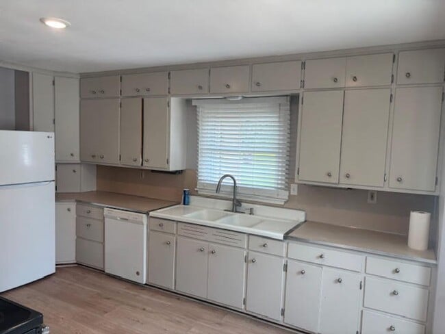 Building Photo - 4 Bedroom Home in Sartell on the Mississip...