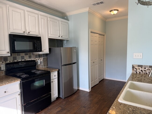 Building Photo - 1425 W Villa Maria Rd