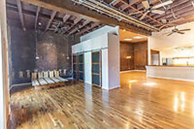 Building Photo - New Listing!