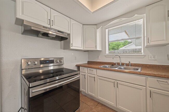 Building Photo - 6311 Tall Willow Dr