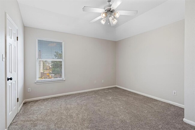 Building Photo - 1601 Briar Hill Dr