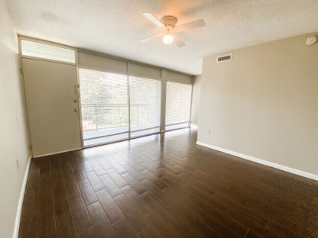 Building Photo - Treetop Living in the Heart of Highland Park
