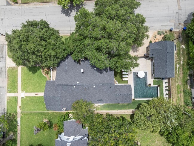 Building Photo - 3 Bedroom 2.5 Bathroom Home w/ 1 Bedroom 1 Bathroom Guest House & Pool!!