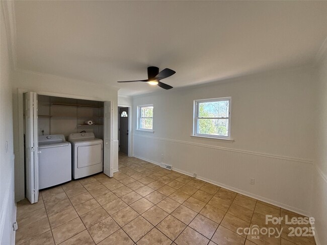 Building Photo - 1928 Russell Ave