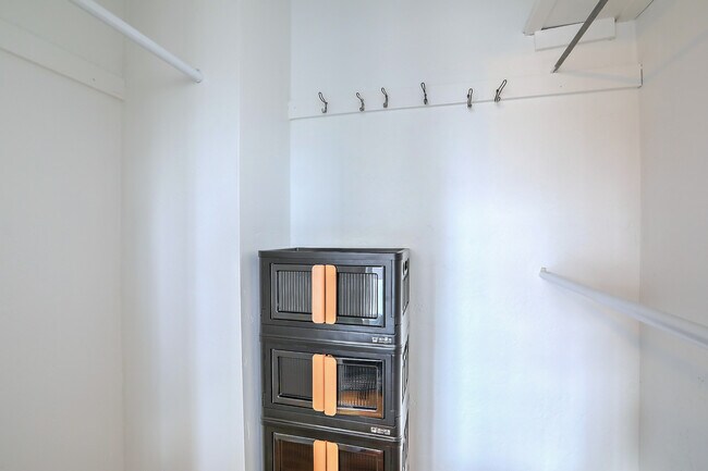 Building Photo - 618 Sycamore St NE