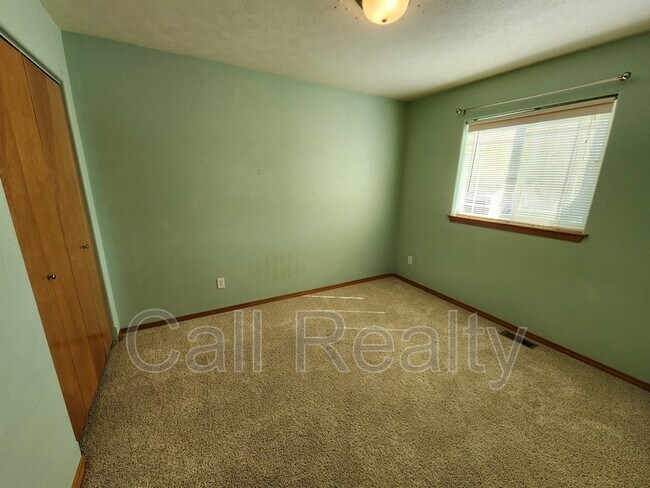 Building Photo - 916 Rees Ln